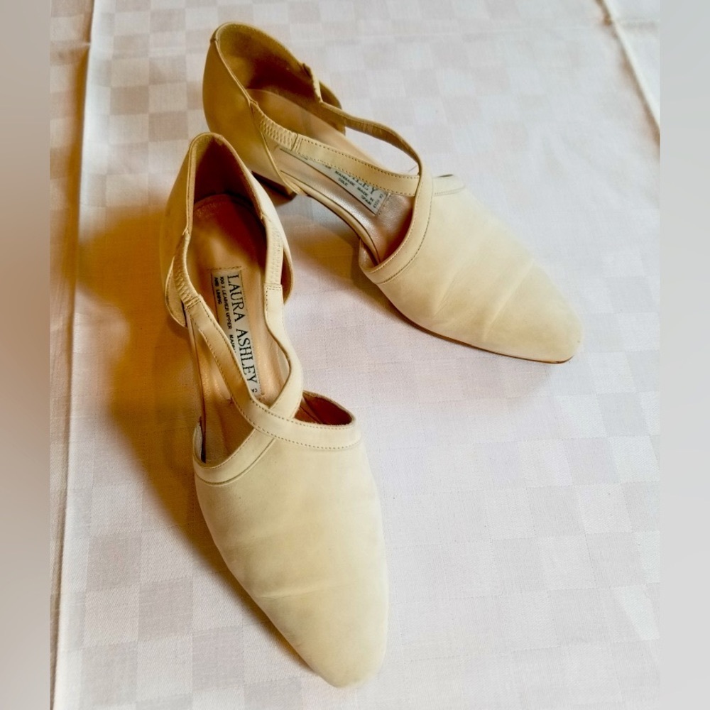 Closed-toe romantic shoe in ivory leather 37 Eur Made in Spain for Laura Ashley